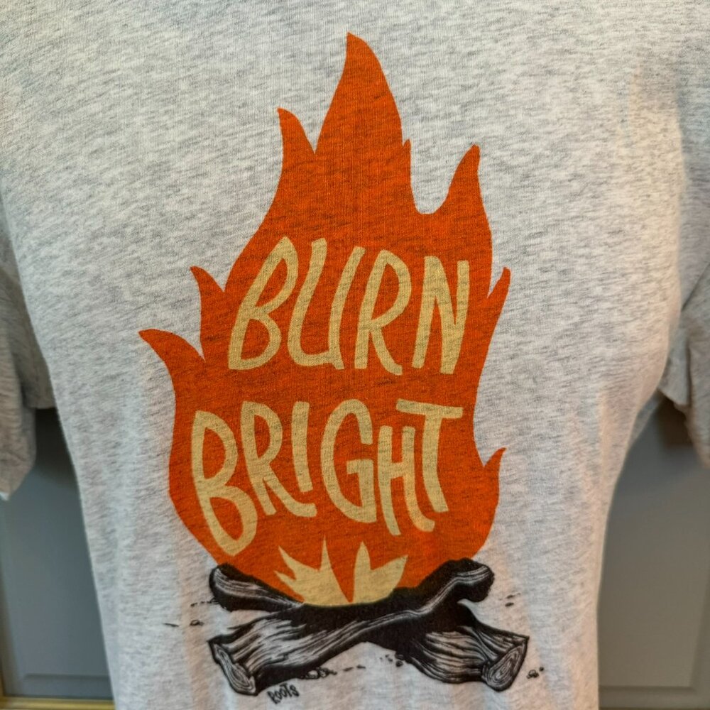 Roots Burn Bright Graphic T-shirt Size S